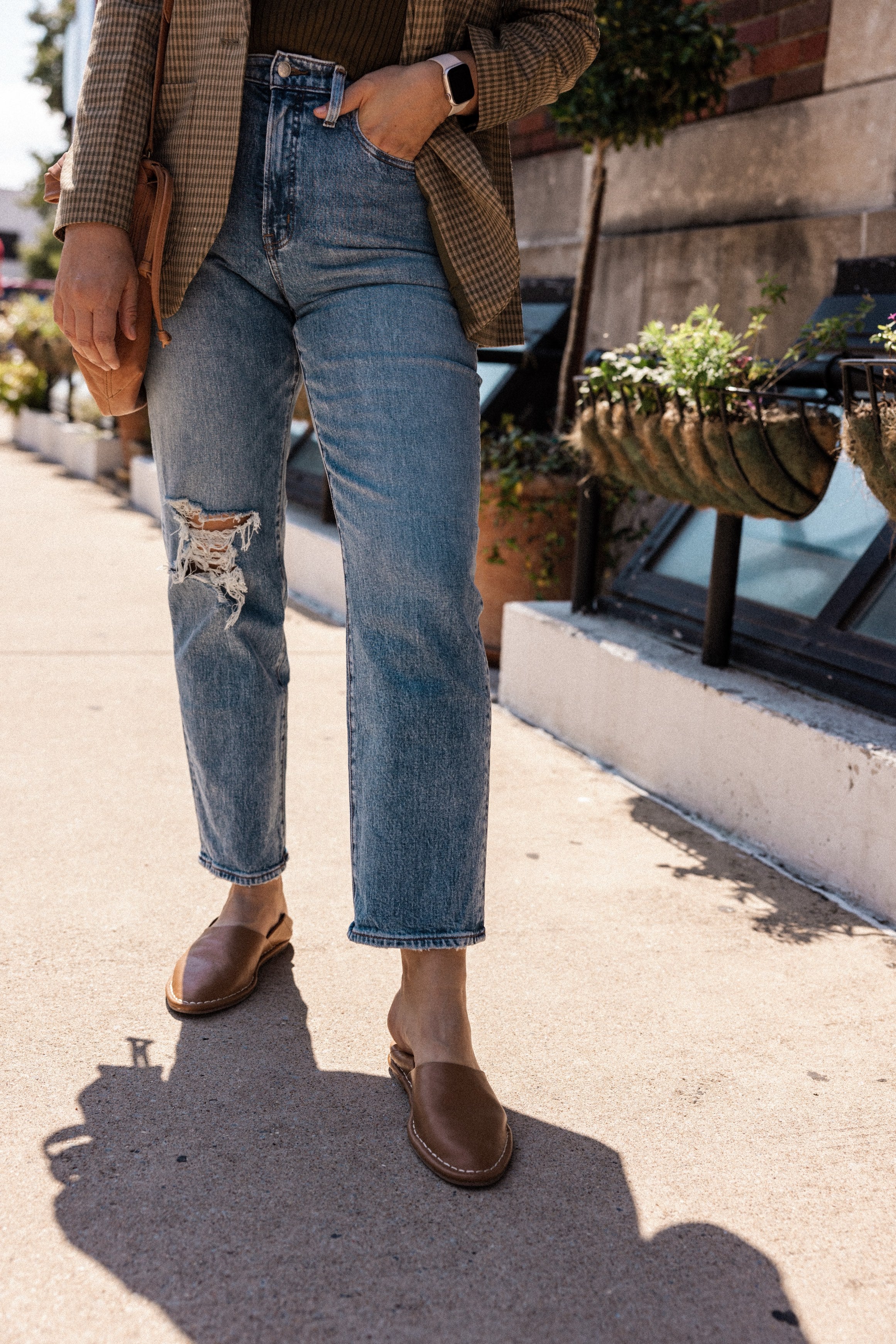 The Perfect Vintage Straight Jean in Kingsbury Wash: Knee-Rip Edition